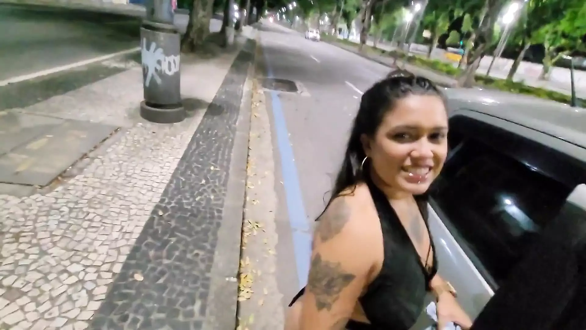 imagem de Depois da festa de rua paramos o carro para fazer sexo até que a gostosa pediu para gozar na bucetinha