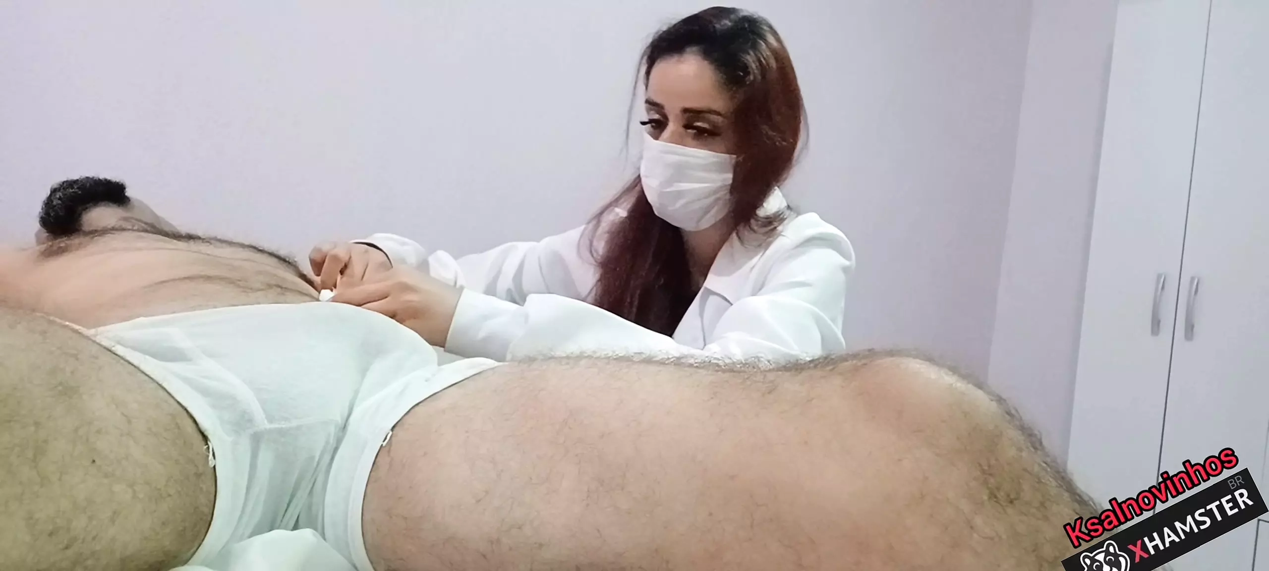 imagem de A enfermeira e a estética observam a ereção do paciente