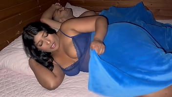 padrasto acidentalmente confunde a enteada com a esposa, deixando a bucetinha aberta e cheia de muito creampie