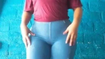 Novinha bunduda com a calcinha marcado muito