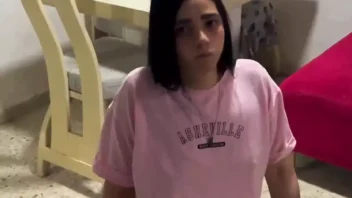 Menina de 18 anos em seu primeiro pornô