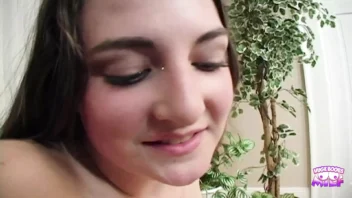 Antes do sexo hardcore com um cara, uma morena adorável se masturba enquanto prepara sua buceta