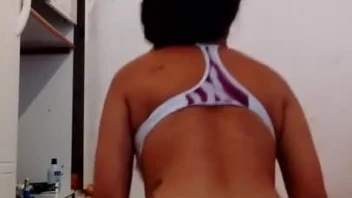 Novinha Gostosa Reboalndo Shortinho Vermelho