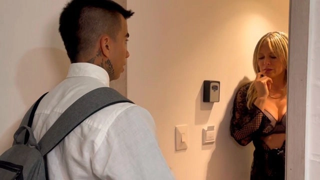 imagem de Mulher corajosa persuade jovem religioso que bate à sua porta a pregar a palavra de Deus para ela