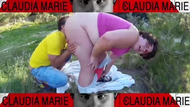 imagem de Comer biscoitos da buceta da mulher gorda e enfiar uma garrafa de água na bunda dela