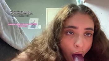 Adolescente gostosa de 18 anos chupando sua pica enorme muito pervertida - POV