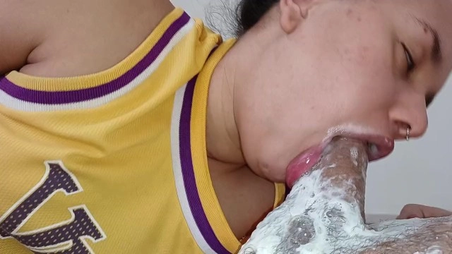 imagem de a língua da puta dançando de um lado para o outro no pau duro, até sentir muita porra