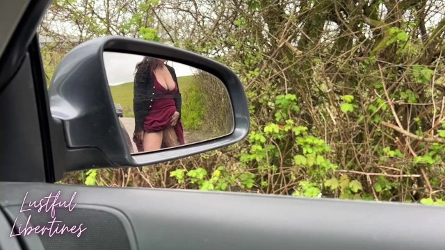 imagem de Melhores amigas MILF Mamãe me fodeu ali mesmo no carro dela