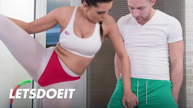 imagem de MILF Kira Queen está com fome de um pau grande - LETSDOEIT