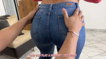 Mi Madrastra Jugando Video Juegos sentados em minhas Piernas com seu Culote