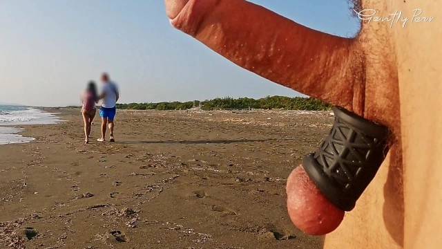 imagem de Dedilhado anal para uma vagabunda: vagabunda de praia pública Anizada e Handjob