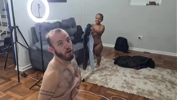 Bastidores - A diversão, putaria e risadas rolam soltas no Mattos Filmes com as gostosas, ai nos bastidores do anão safado