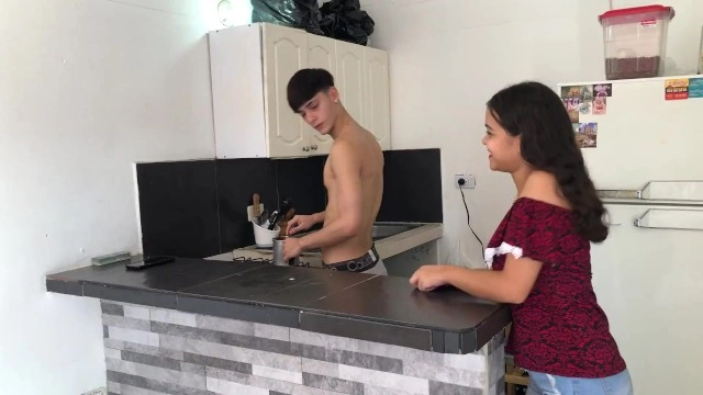 imagem de SEXO CASEIRO AMADOR COM MINHA VIZINHA MORENA, ELA ME DISSE QUE QUERIA QUE EU BEIJASSE SUA LINDA