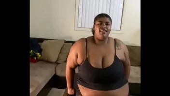 Ficar de barriga para cima na mesa da sala de estar