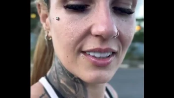 Vi uma prostituta na rua e pedi que ela me fizesse um boquete, ela me cobrou $10 e queria me levar para o beco! (Public)